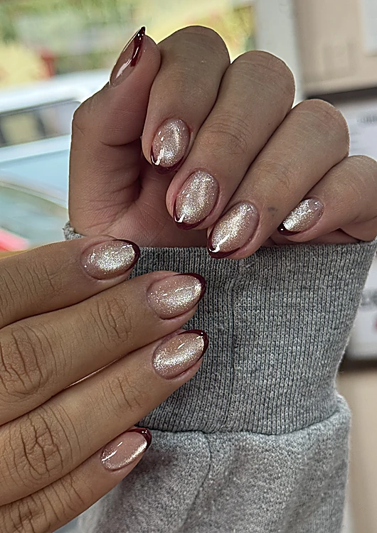 Uñas cat-eye en tono champán con reflejo rosa