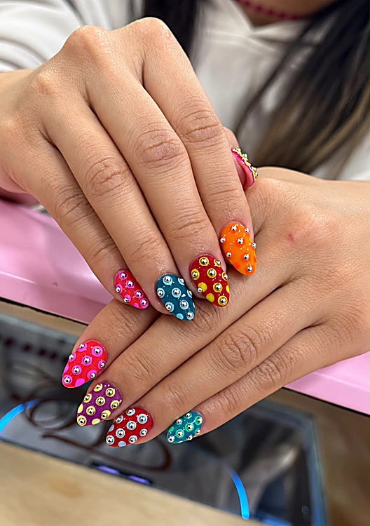 Uñas en colores vivos cubiertas de cristales