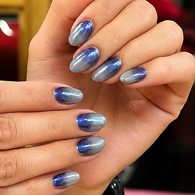 Uñas almendra con efecto cromado en azul y plata