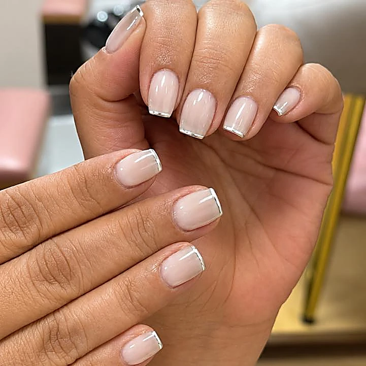 Manicure en nude natural con francés muy fino