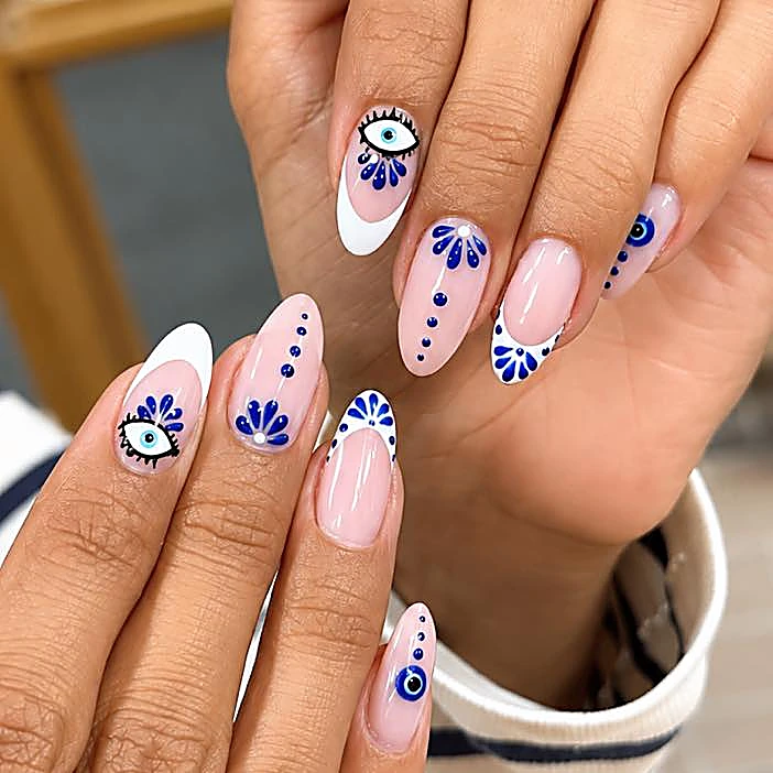 Uñas nude con ojo turco, francés blanco y detalles en azul talavera