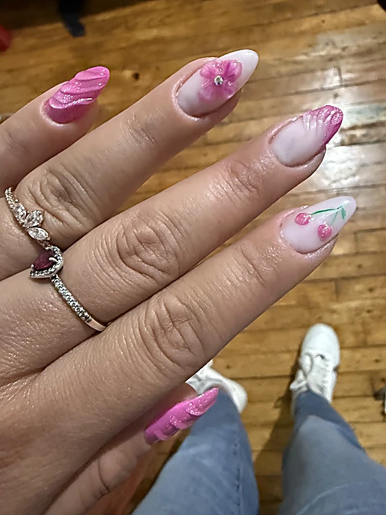 Uñas almendra en degradado rosa con rosas en relieve