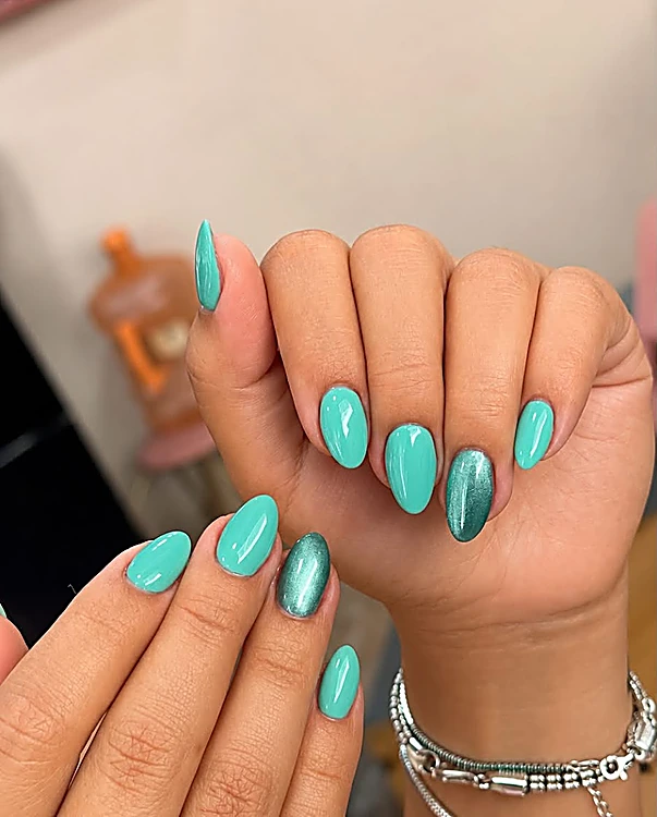 Uñas almendra en verde agua liso